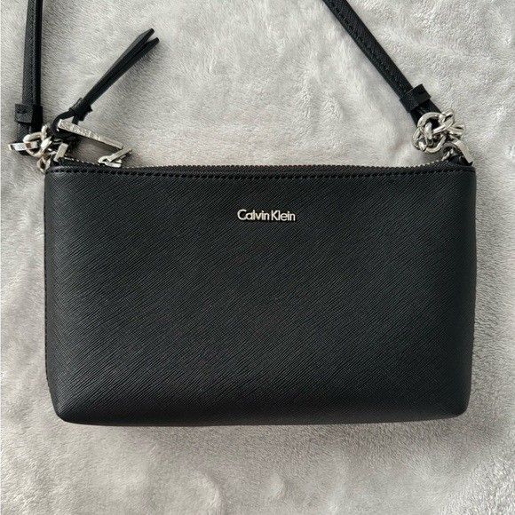 Calvin Klein Elegant Black Crossbody Bag - Picture 2 of 5